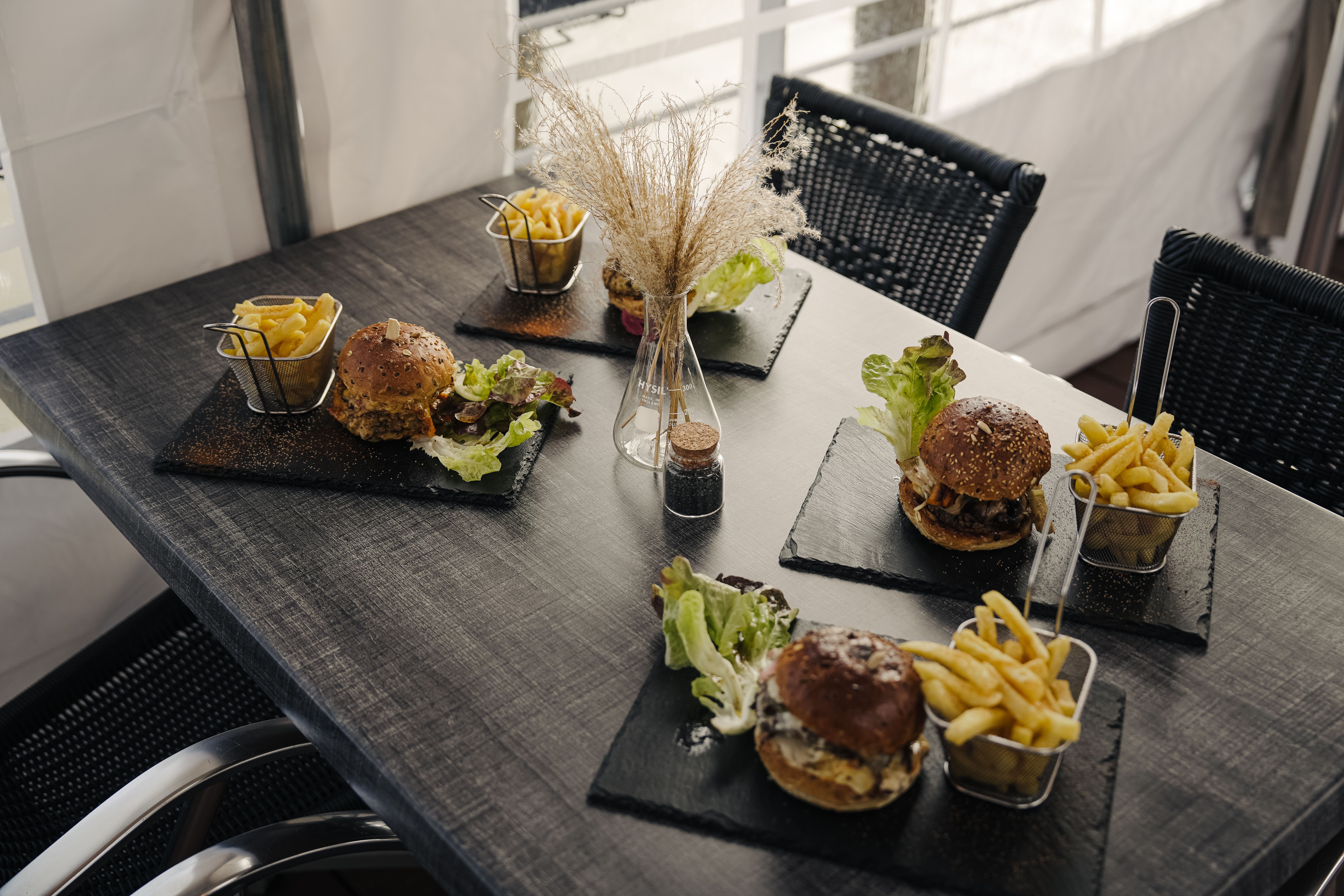 Tables Burgers Maison Le Bouillon Saint Pierre de Boeuf