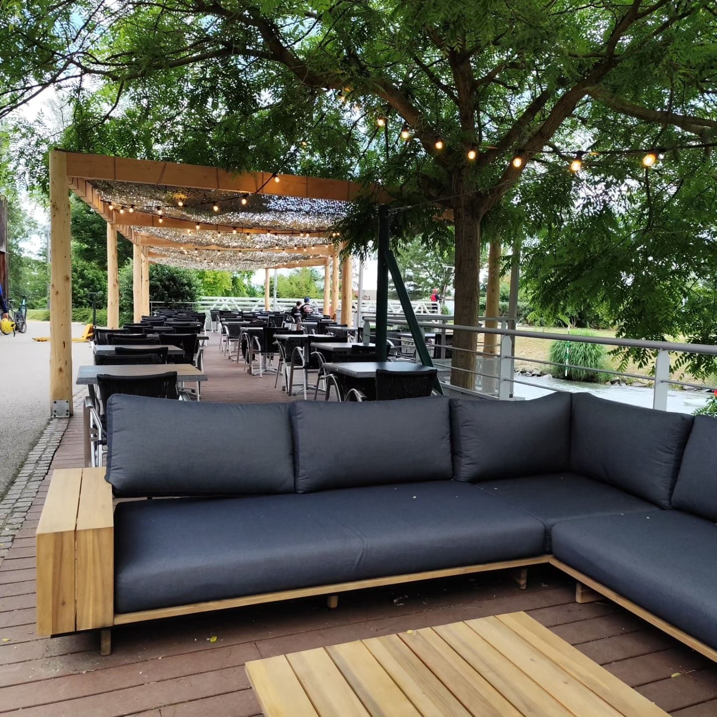 Photo salon et terrasse du restaurant Le Bouillon des Eaux Vives